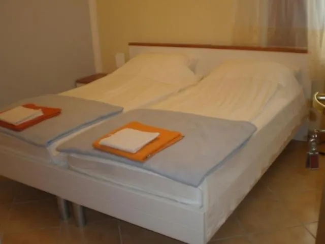 In With Air Conditioning, W-lan Guest house
